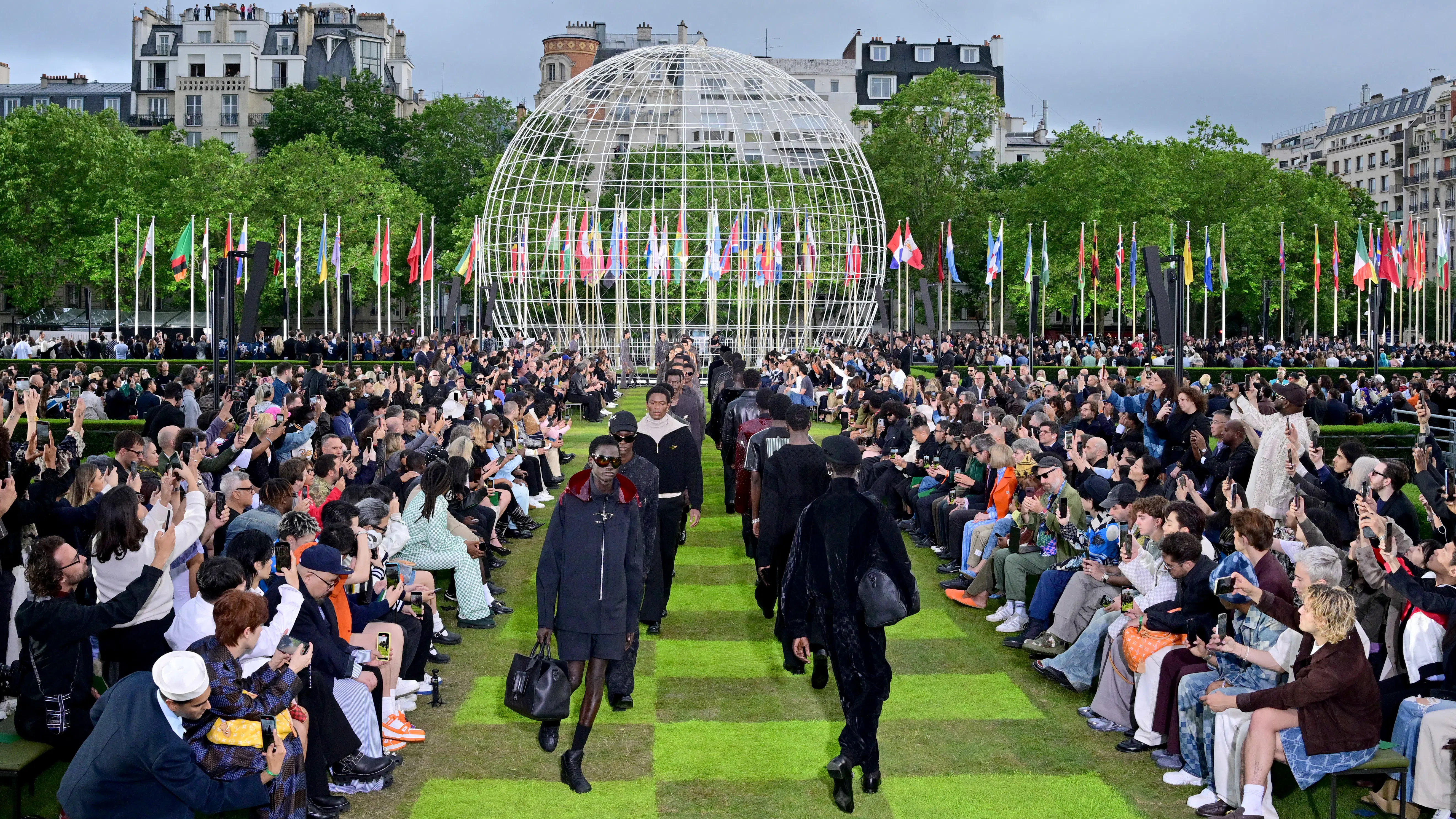 Светът е ваш: Louis Vuitton представи новата си колекция на покрива на ЮНЕСКО в Париж