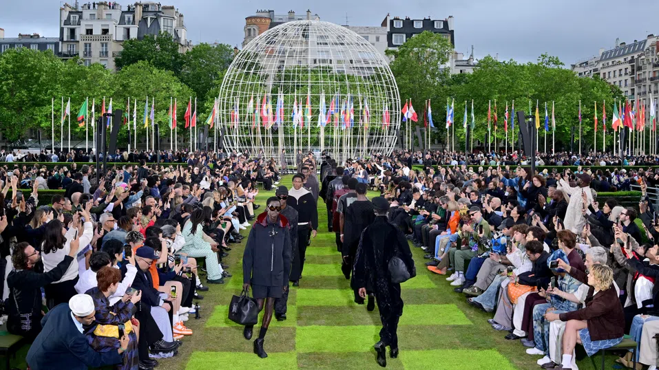 Светът е ваш: Louis Vuitton представи новата си колекция на покрива на ЮНЕСКО в Париж