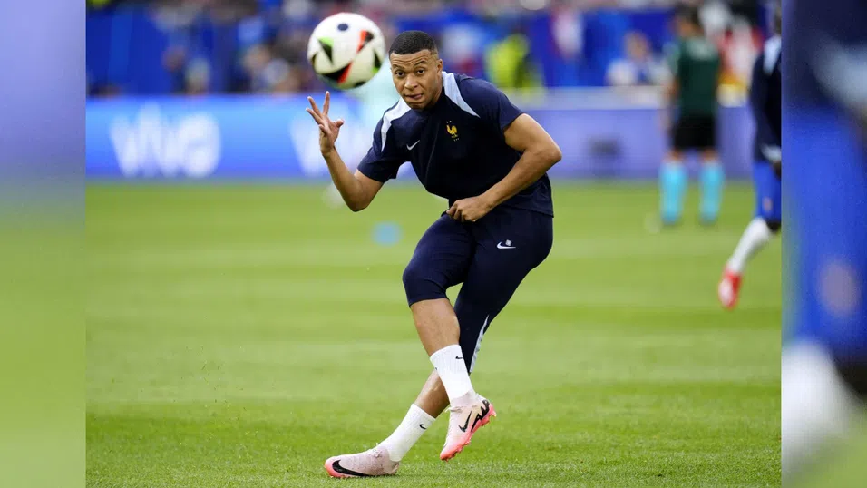 Мбапе може да вкарва голове. А може ли да обърне вота на френската младеж?