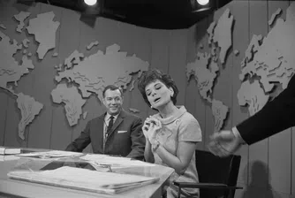 Барбара Уолтърс е първата жена, водеща на вечерна новинарска емисия в САЩ, а Алекс Купър е известна като „Опра на Gen Z”