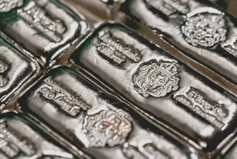 За разлика от златото, което се използва предимно за съхраняване на богатство и за бижута, по-голямата част от търсенето на сребро, около 80%, идва от индустрията