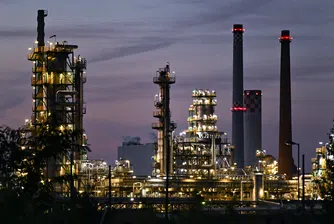 Брюксел отлага налагането на по-строги ценови ограничения на руския петрол