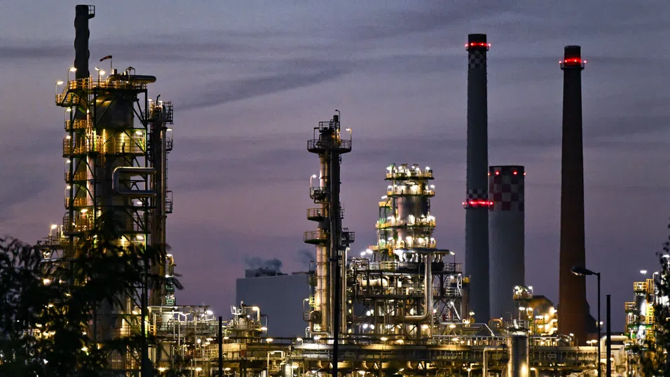 Брюксел отлага налагането на по-строги ценови ограничения на руския петрол