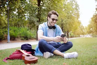 Музиката, която слушате, не е от композитор: 40% от новите мелодии през юли са създадени с AI