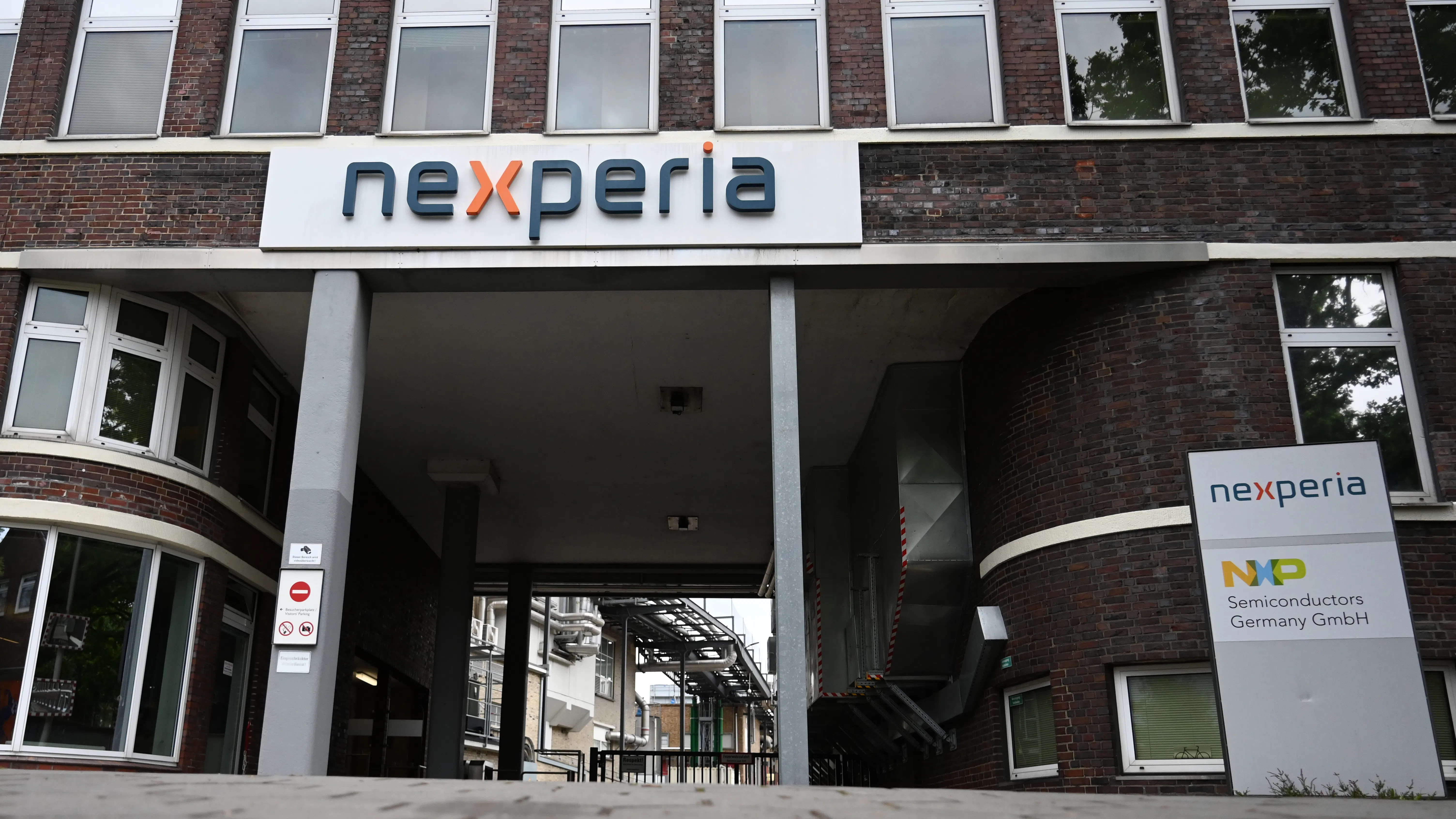 Ескалация между Пекин и Хага: Nexperia се разкъсва между две държави