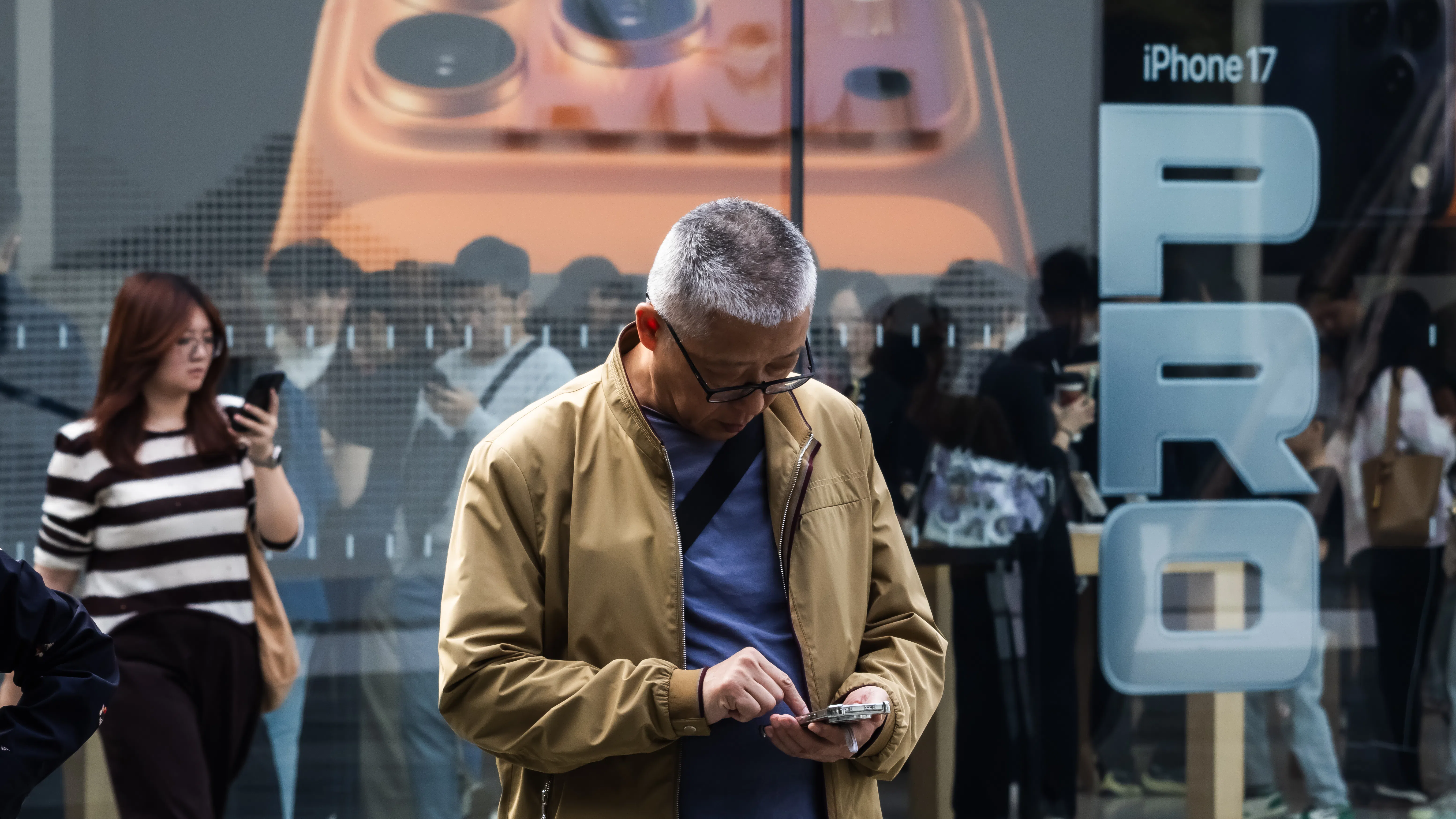 Акциите на Apple се възстановяват след силните продажби на iPhone 17