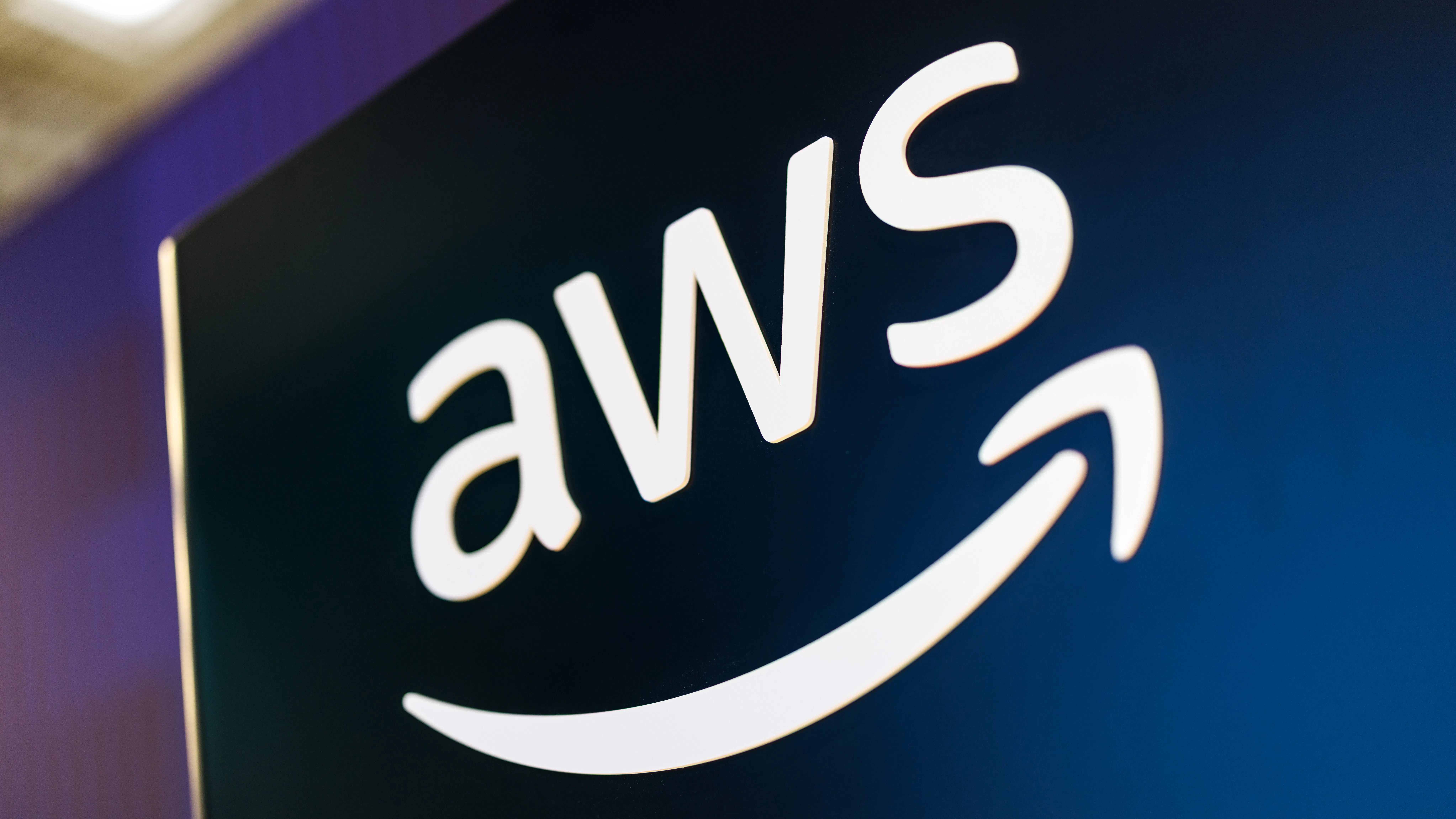 Глобален срив в Amazon Web Services блокира десетки уебсайтове по света