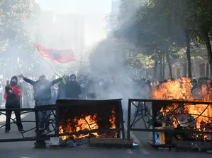 Албания форсира спорния курорт на Къшнър, докато протестите прерастват в насилие