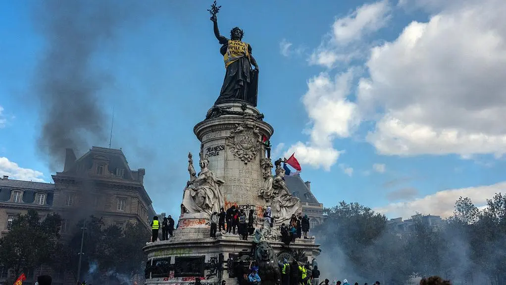 Безредиците във Франция пренареждат политическите позиции преди президентските избори през 2027 г.