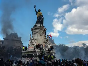 Безредиците във Франция пренареждат политическите позиции преди президентските избори през 2027 г.
