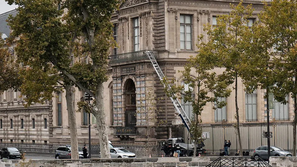 Обирът, който шокира света: Как полицията проследи престъпниците от Лувъра