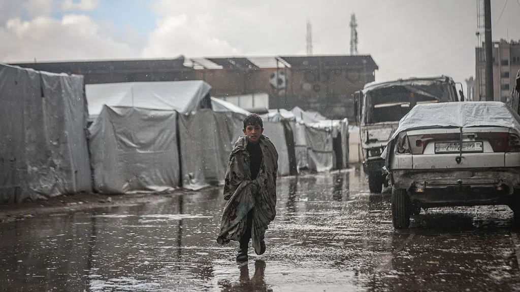 Газа се готви за тежка зима насред остър недостиг на подслон и храна