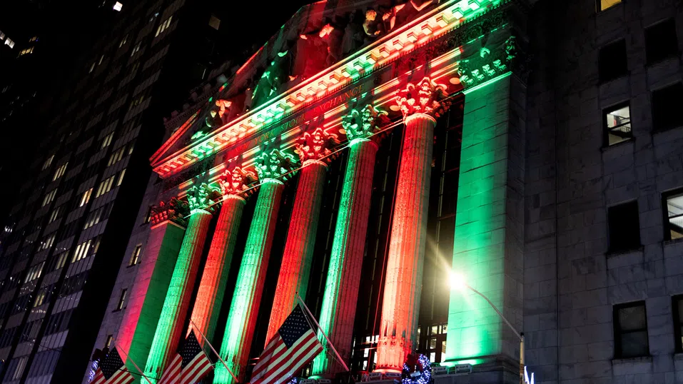 Уолстрийт не успя да задържи моментното възстановяване след кървавата сряда, но Dow прекъсна 10-дневна серия от загуби