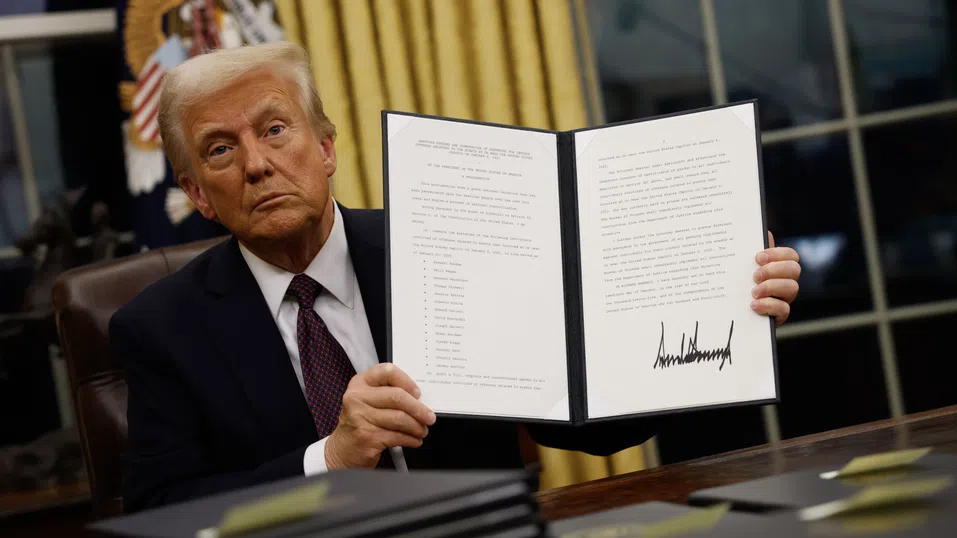 От климата до AI: Новият стопанин на Белия дом подписа първите си укази