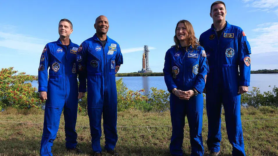 Четирима астронавти се подготвят за историческа мисия до Луната, но защо няма да кацнат на нея?