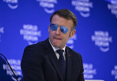 Защо Макрон се появи със слънчеви очила в закритата зала на Форума в Давос