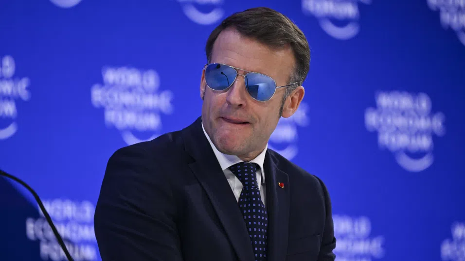 Защо Макрон се появи със слънчеви очила в закритата зала на Форума в Давос