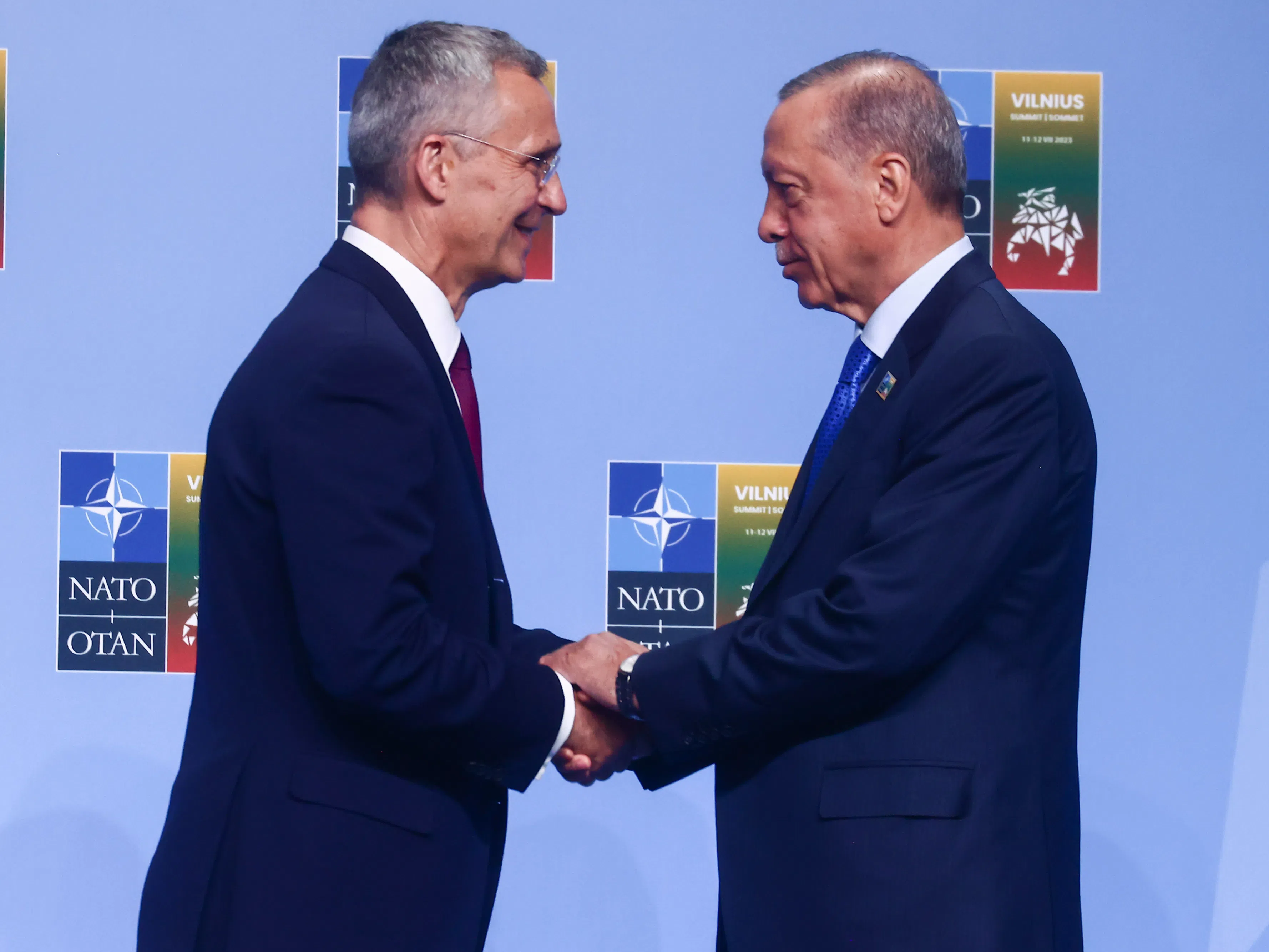 Турция стопля отношенията с НАТО, но търканията остават