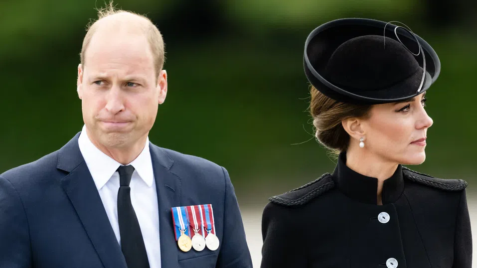 Никога не се оплаквай, никога не обяснявай: Свършено ли е с железния девиз на кралицата