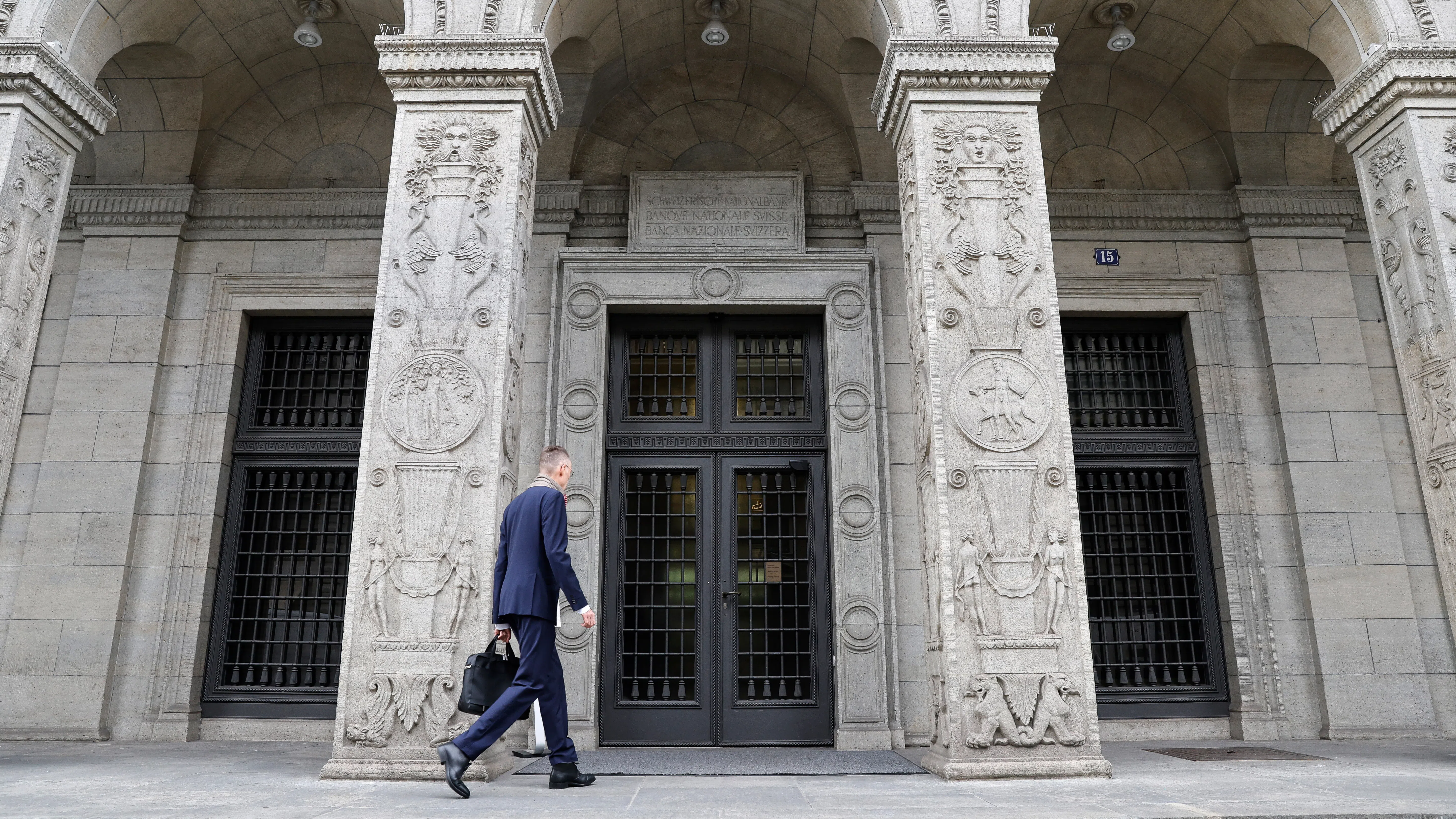 Изненадващ ход: Централната банка на Швейцария намали лихвените проценти