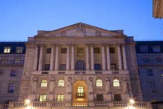 Английската централна банка задържа лихвените проценти на 5,25%