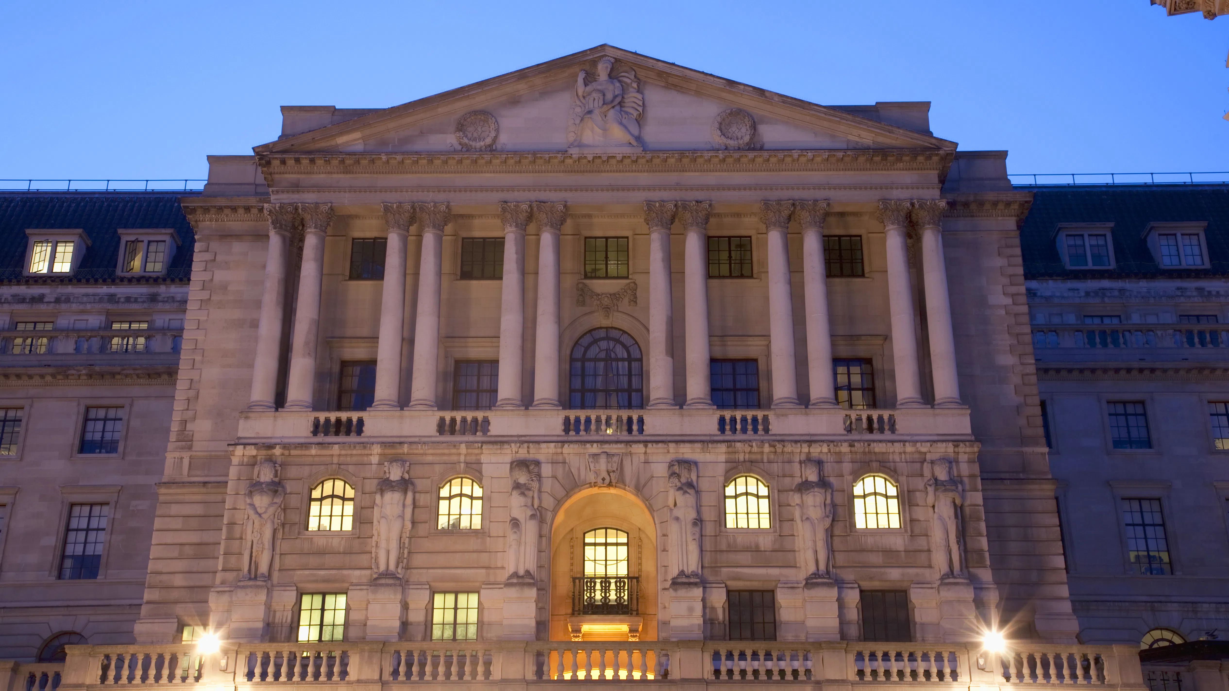 Английската централна банка задържа лихвените проценти на 5,25%