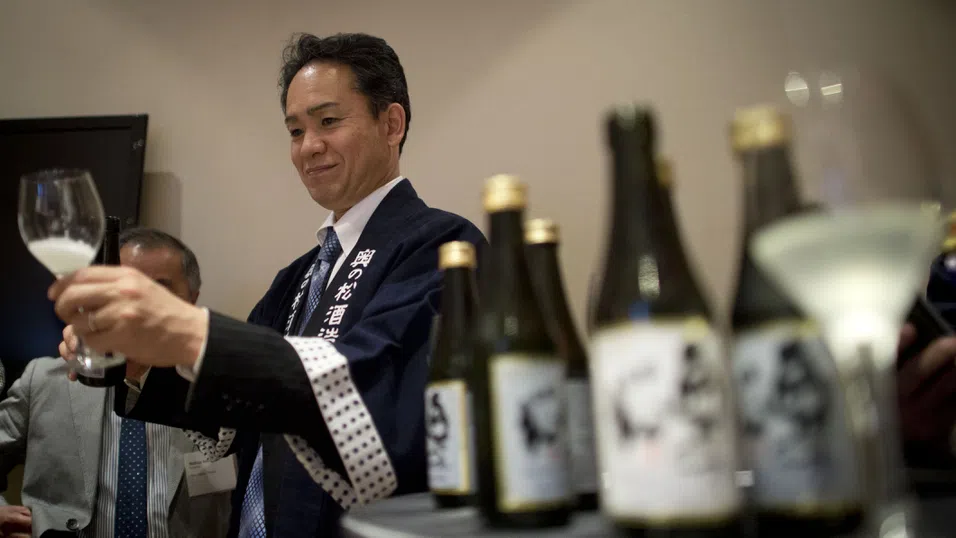 „Самураи на сакето“: Как Япония води битка с пиенето на уиски