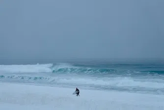Сърф в ледени води: Как изглежда границата между адреналин и измръзване