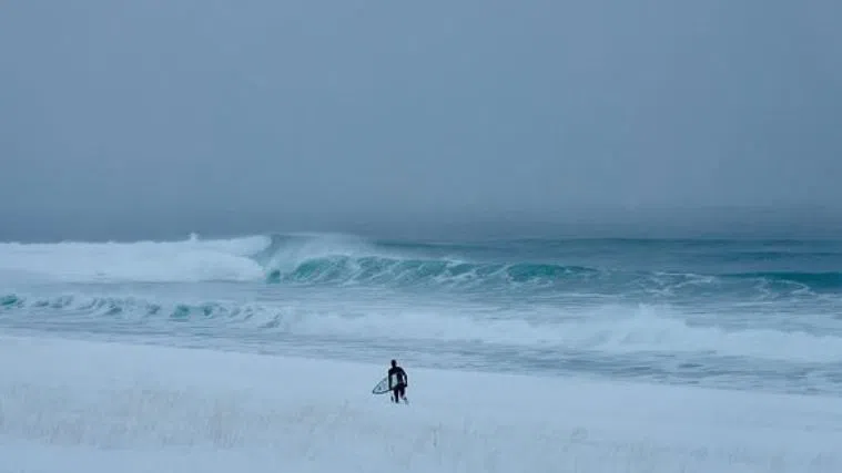 Сърф в ледени води: Как изглежда границата между адреналин и измръзване