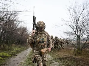 Украйна може и да не печели войната, но губи по-малко от Русия