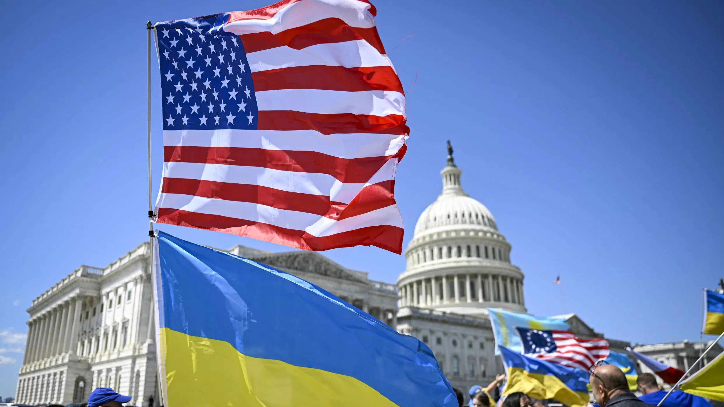 САЩ отпускат 61 млрд. долара помощ на Украйна