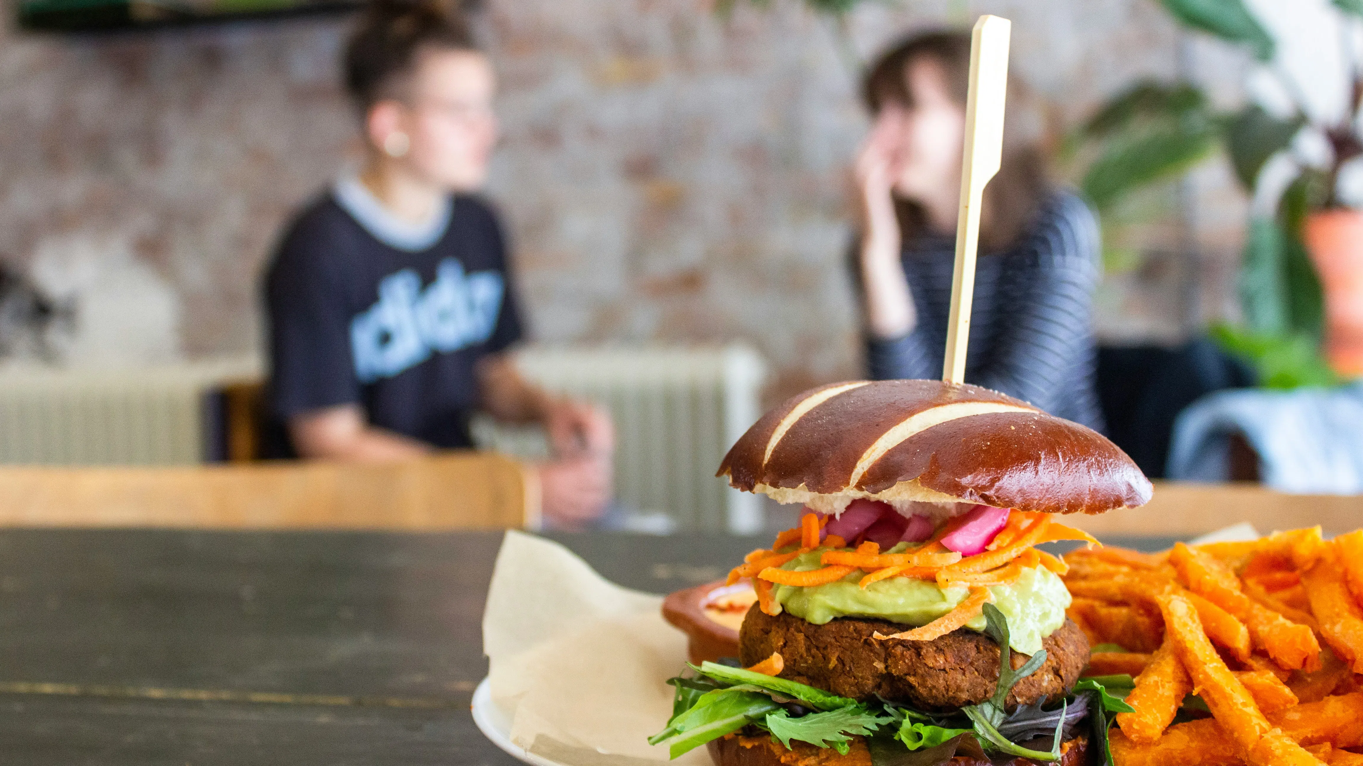 Купи бургер – помогни на студент. Новата брандинг стратегия за поколението Z