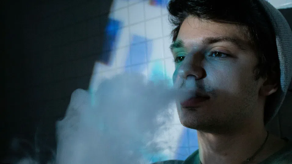 Тийнейджърите в Европа заменят алкохола и наркотиците с вейпове, социални мрежи и лекарства без рецепта