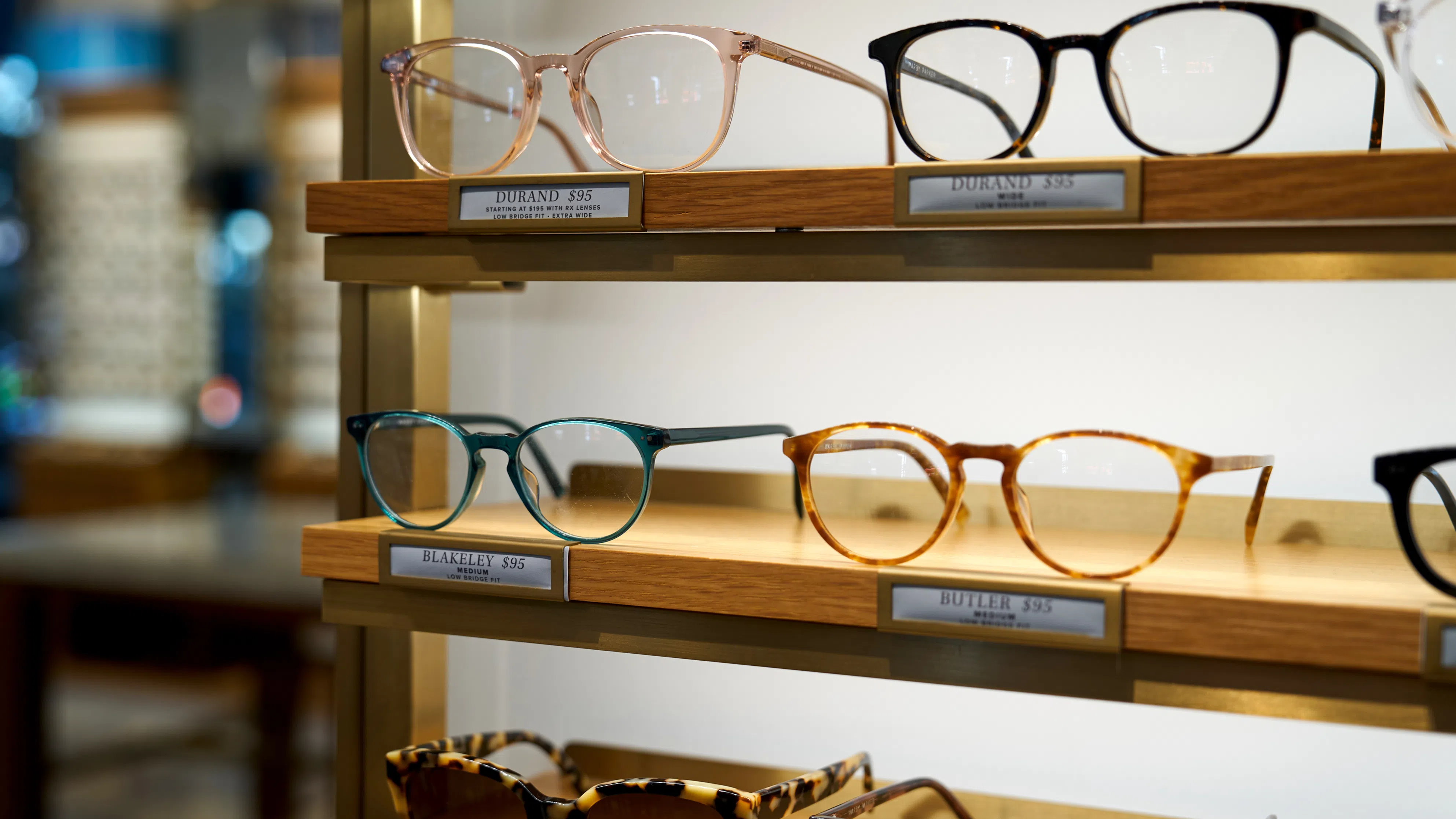 Google си партнира с Warby Parker и Kering за разработване на смарт очила с AI