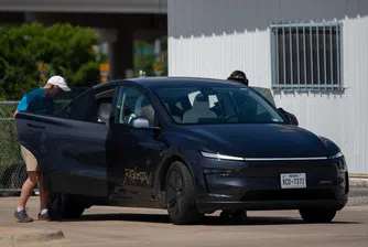 Вие сте в роботакси на Telsa и срещу вас идва влак. Пътник от Остин няма проблем с това