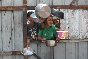 Репортаж на WSJ от пункт за раздаване на помощи на GHF показва как система, проектирана да изолира ООН и Хамас, продължава да въвлича гладни палестинци във фатални сблъсъци