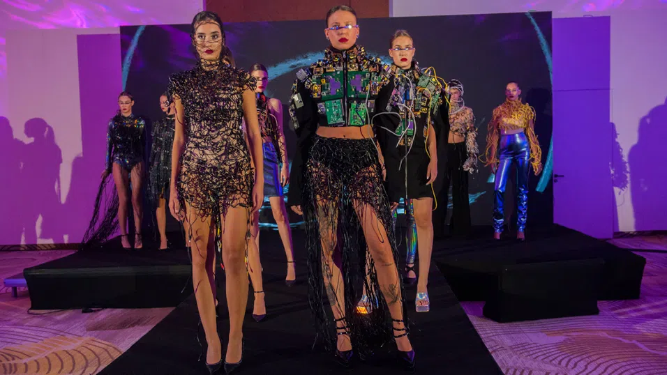 30 години технологии, разказани чрез мода от рециклирана електроника