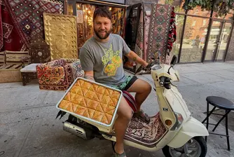 От шега до бизнес с 20 000 долара месечни продажби: историята на „Baklava Guy“ в Ню Йорк