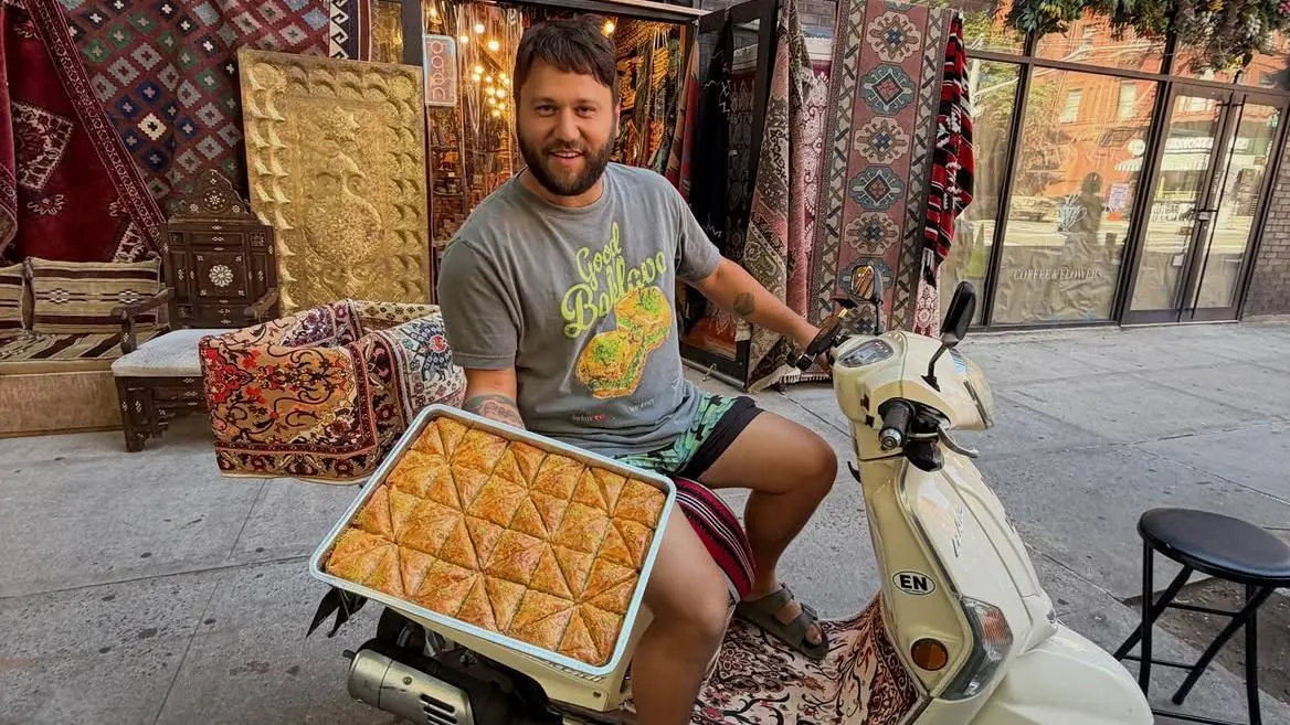 От шега до бизнес с 20 000 долара месечни продажби: историята на „Baklava Guy“ в Ню Йорк
