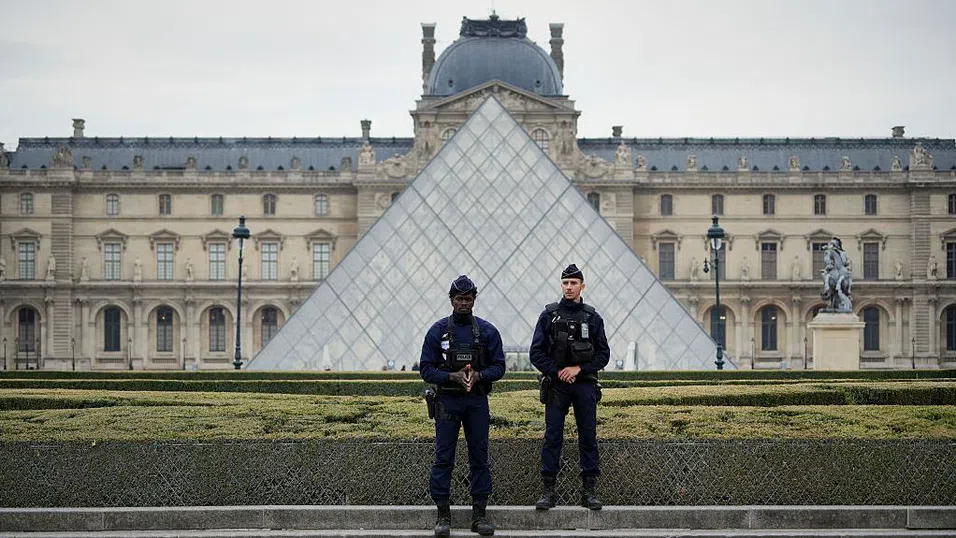 Френската полиция може да открие крадците от Лувъра, но не и откраднатите бижута