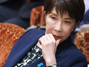Санае Такаичи преодоля мъжкото господство в японската политика, но ще успее ли да се задържи на власт и през втората си година?