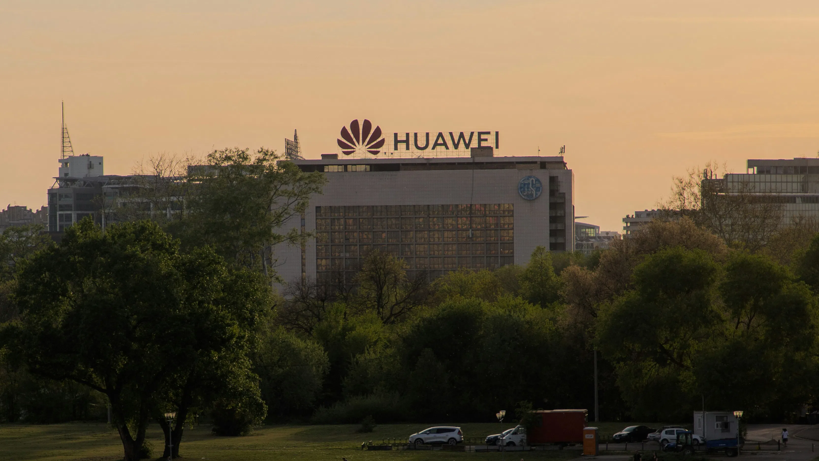 Huawei започва масово производство на най-новия си AI чип в началото на 2025