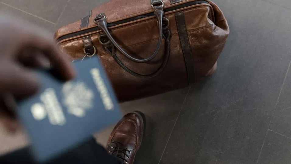 Време, разходи и унижения: Цената на пътуването със „слаб паспорт“