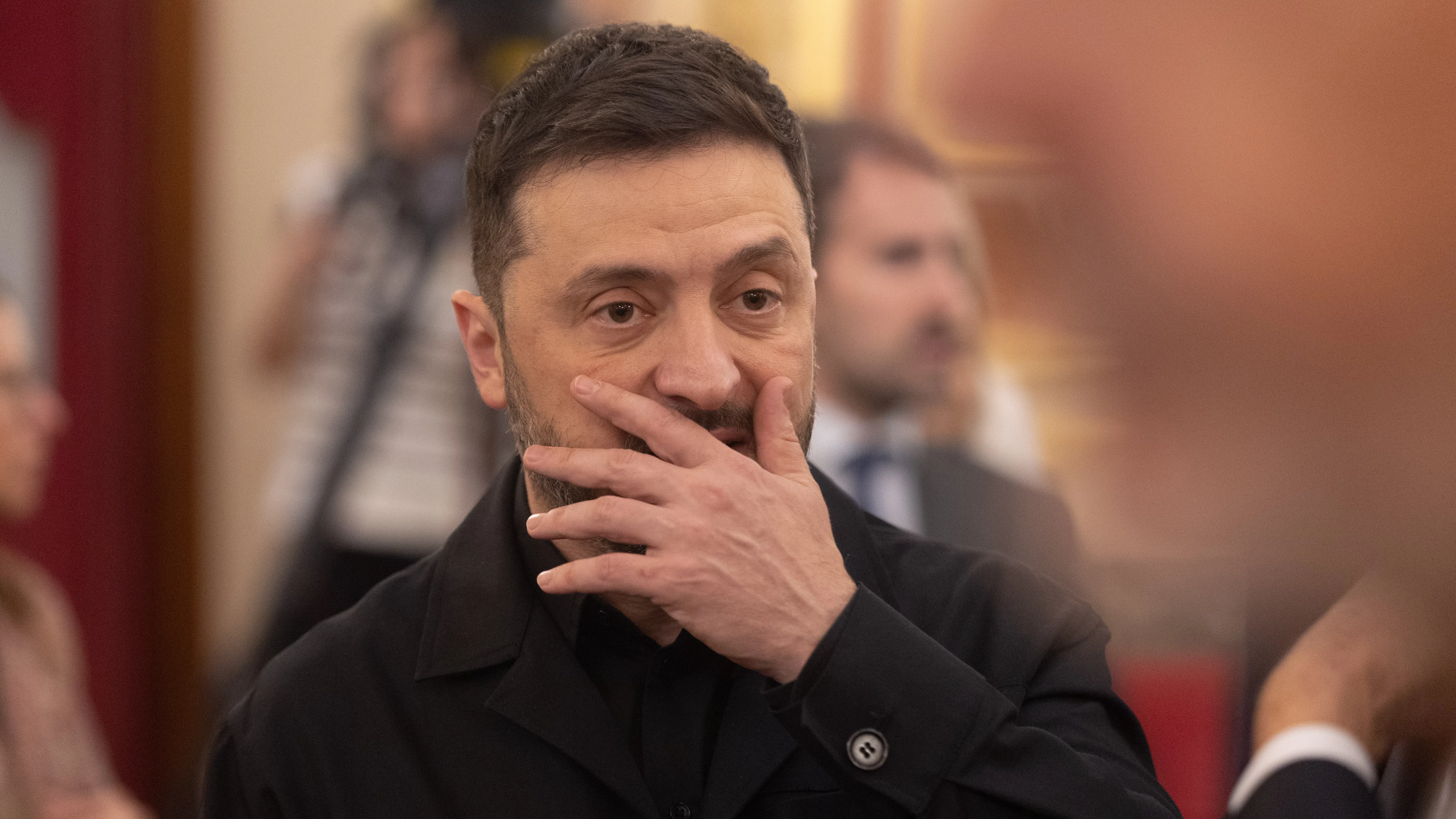 Зеленски: Украйна е изправена пред избора да загуби „достойнството си“ или американската подкрепа