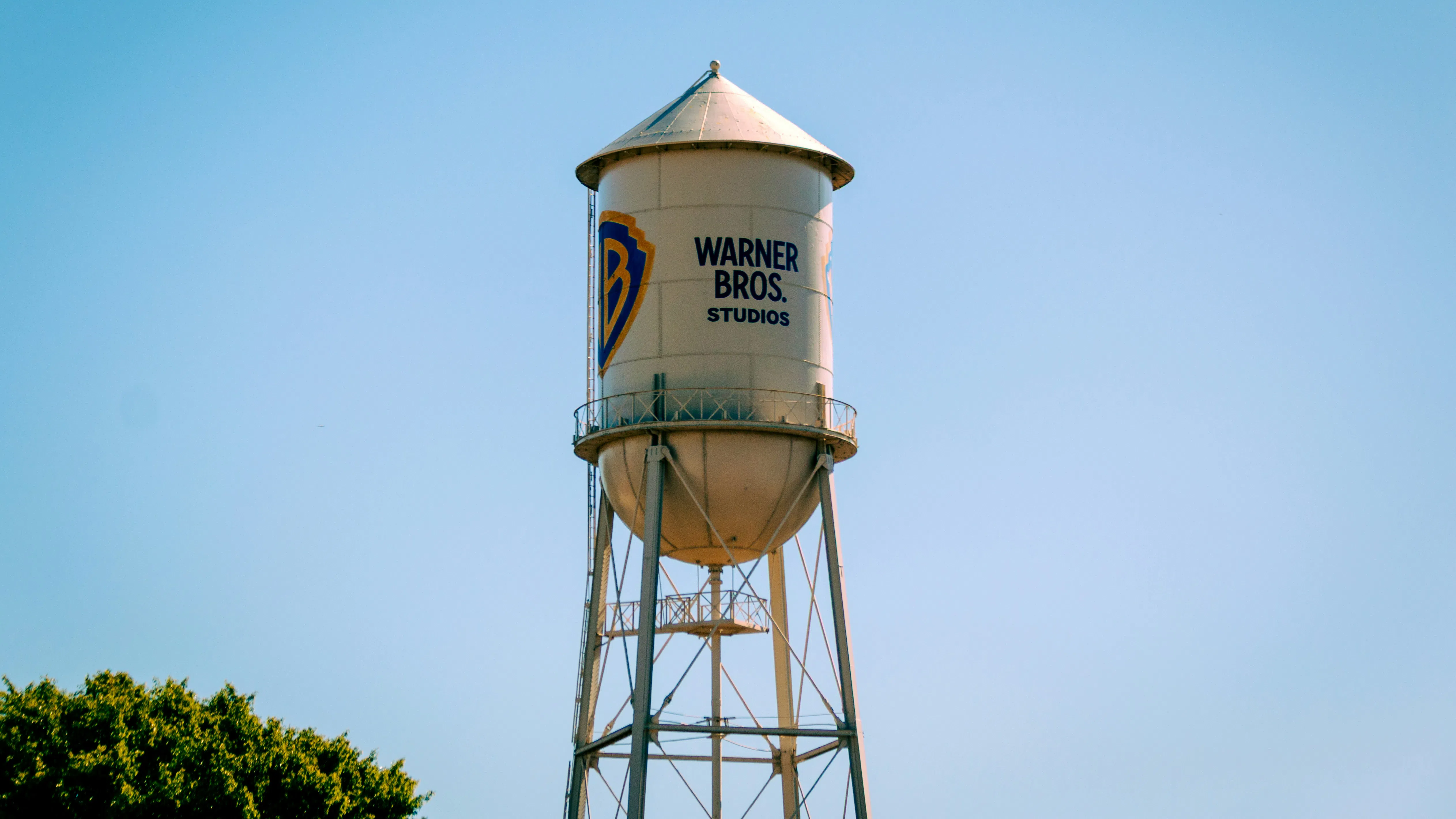 Състезанието за Warner Bros Discovery е в ход, трима медийни гиганти се надпреварват
