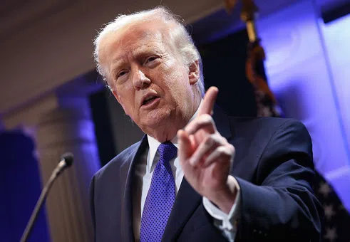 „Разбиваме ги“: Тръмп защити военната кампания срещу Иран