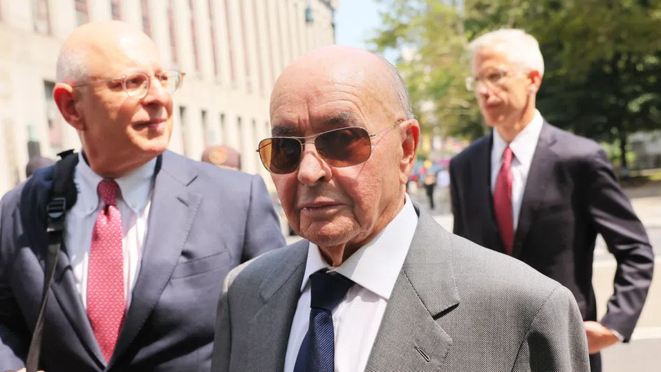 Зад решетките на 87. Милиардерът Джо Люис е виновен, но твърде стар за затвор