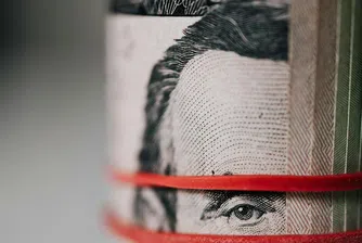 Дали дадена страна може да девалвира валутата си зависи от няколко фактора: размера на валутните ѝ резерви, експозицията към външен дълг и чувствителността ѝ към вносната инфлация