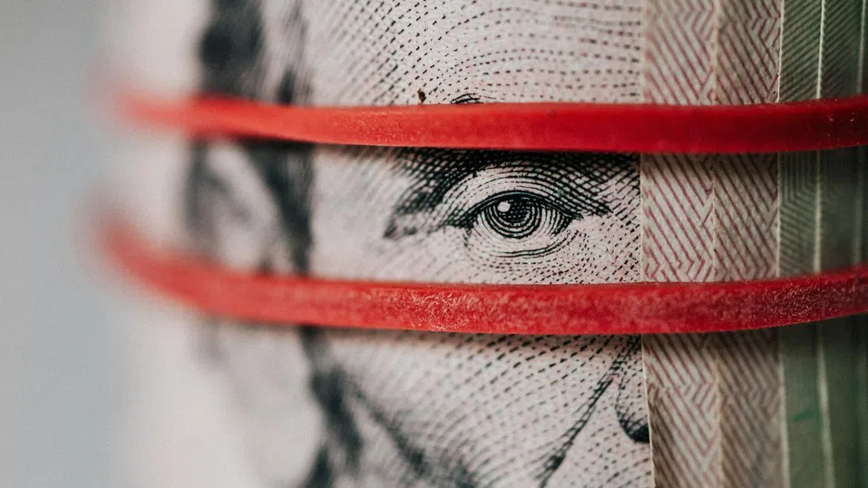 Валутна девалвация или не: Отслабващият долар поставя тежка дилема пред централните банки