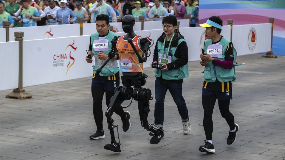 Роботи срещу хора: Полумаратонът, който показа колко (не)далеч сме стигнали в хуманоидната революция